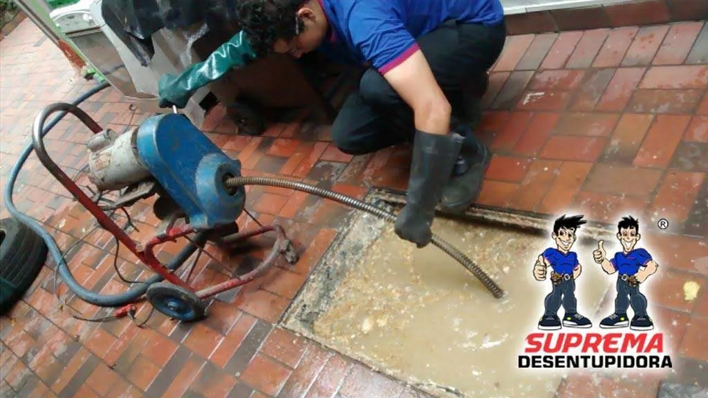 Técnico da Suprema desentupindo vaso sanitário em atendimento residencial no Rio de Janeiro em Volta Redonda, Rio de Janeiro