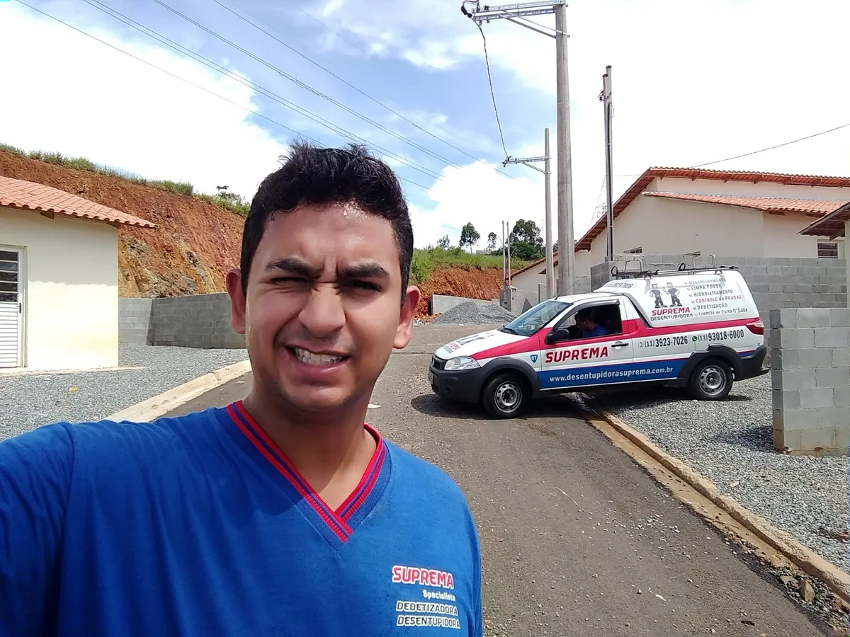 Técnico da Suprema e veículo de atendimento em obra residencial no Rio de Janeiro